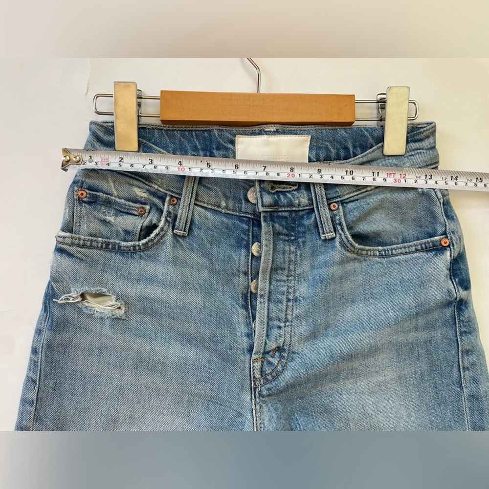 mother The Tomcat in The Confession
Light Blue Distressed Jeans 24 - Picture 11 of 12
